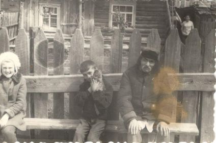 Дедушка с младшим сыном на лавочке возле дома с.Момотово, 1973-1974 гг