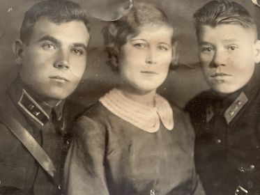 Фотография времен Войны, справа брат Евдокии Петровны Сомов Дмитрий Петрович
