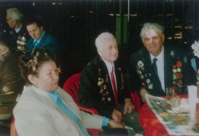 С однополчанами в Парке Горького, 2002 год. Крайний справа.
