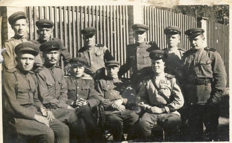 Фото сделано 16.06.1945 г. Дедушка во втором ряду второй справа