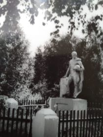 Фото памятника бойцам группы Россова на братской могиле у села Ивановка Дубровского района Брянской области