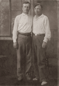 Александр Анисимович (справа) с родным братом Семёном Анисимовичем