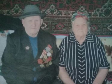 Бабушка рядышком с дедушкой. Столько лет, столько лет вместе....
