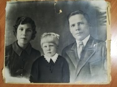 Дедушка с семьёй (жена и дочка, дочке 4 года)