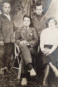 1937-й год (в центре - Петр, по правую руку от него - Иван, по левую - Павел и Настя)