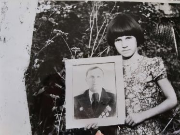 Фото внучки Ольги с портретом для газеты на Родине Ивана Сергеевича