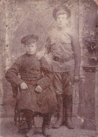Петр Петрович(стоит), 1910г., Пензенская губерния, село Тарханы
