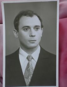 Сын Николай, немного постарше