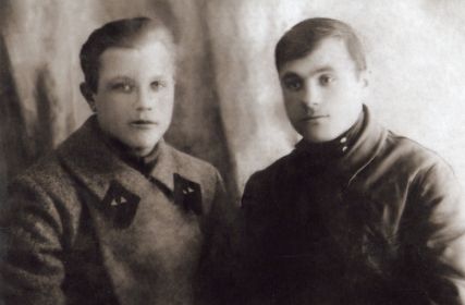 1925 г. Два брата Гращенковы Дмитрий и Никандр (справа)- муж Веры Павловны урожд. Хрисанковой.