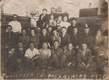 Черданцев Федор Семенович ниж ряд 2й слева май 1940 г Бийск, гр механиков МТС