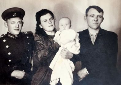 с мужем Кришталь Иваном Ивановичем, дочерью Таней и братом мужа - Кришталёвым Василием Ивановичем (слева)