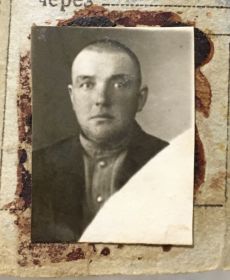 Дедушка во время войны (фото приклеено кровью к свидетельству об освобождении)