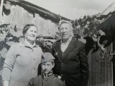 Пётр Иванович со своей женой и внуком Сашей