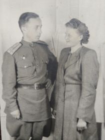 С любимой женой, Лидией Александровной, хирургической сестрой госпиталя, располагавшегося на левом берегу Невы, прожили долгую и счастливую совместную жизнь.