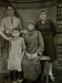 Татьяна Ефимовна с дочерью Марией и со своей мамой Агриппиной. Женщину справа я не знаю!.