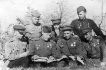 1944 год. Белорусский фронт. Перед боем. Георгий Федорович слева