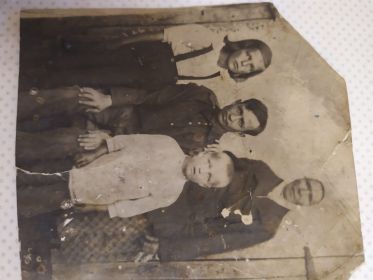 Семья: дед с бабушкой Егорушкиной Александрой Михайловной и их дети Антонина и Алексей