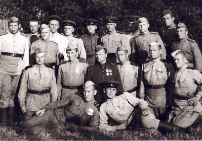 С боевыми товарищами, Вена, май 1945г.