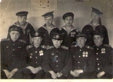 На снимке надпись: «17.04.1945 г. На добрую, долгую память мамаше от сына Вани».