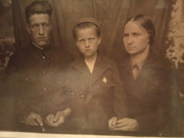 Мой дед Хлебников Иван Кондратьевич, его жена Анна и мой отец Хлебников Михаил Иванович 1942 год