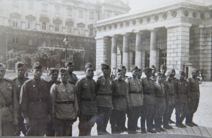 У здания парламента. Вена. июнь 1945 г.