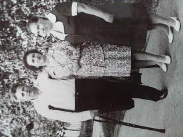 После войны с женой Татьяной (крайняя справа)