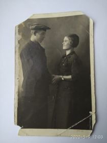 Перед уходом в Красную Армию со своей сестрой Антониной Андреевной Шелест 1938