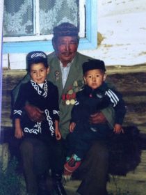 Дед с внуками, с. Бобровка, 1997г.
