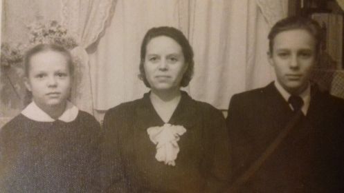 Фотография бабушки моей жены Маргариты, с бабушкой мама моей жены Елена Константиновна и её брат Леонид Константинович.