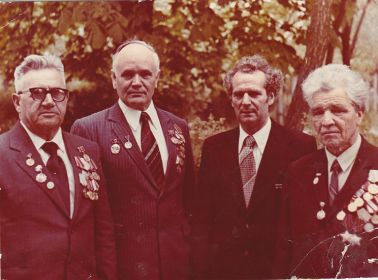 1 слева, мой дед с учителями и друзьями