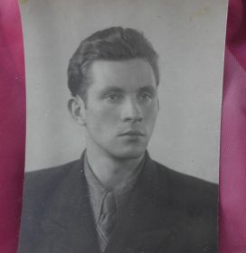 Сын Константин Субботин, хочет стать артистом, очень любит петь
