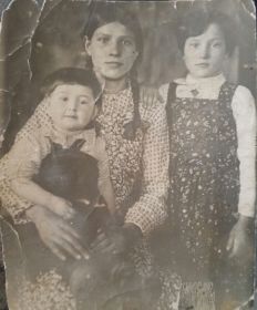 Бабушка с сестренками во время войны