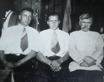 Александр (слева, старший брат, погиб в сражениях ВОВ, место гибели не известно), дедушка Иван ( в центре), Борис Иванович (справа, отец)