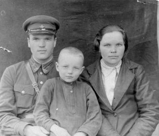 Савицкая Надежда Сидоровна с братом Хатченко Петром и сыном