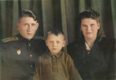 Акимовы Анна Сергеевна, Дмитрий Петрович, сын Валерий (приблизительно декабрь 1945 года)