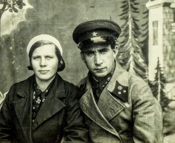 Супруг  Паршин И.А,старший  гвардии лейтенант  погиб под Сталинградом в 1943 году