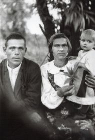 Фото с женой Захожих Федосьей Петровной и дочерью Галей