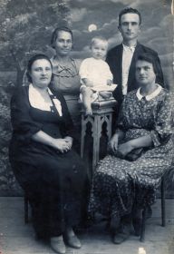 на фото в верхнем ряду Илья Григорьевич и его жена Евдокия Павловна