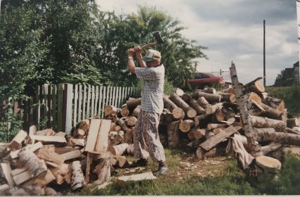 Дед дома в п. Инкино, рубит дрова