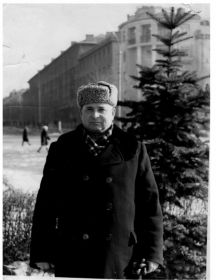 дедушка на главной площади г.Горловка Донецкой области