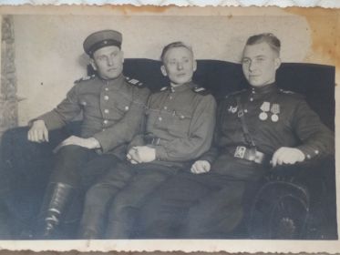 город Дрезден, 28 января 1946 год. На фото слева направо сержант Артемов Николай, ст. сержант Тихонов Семен,мл.сержант Козлов Василий