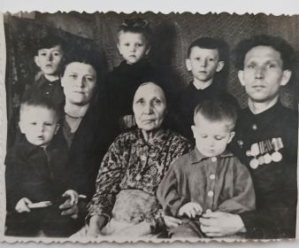 Семья Петрова Федора Яковлевича: мать Евдокия, жена Ирина, дети