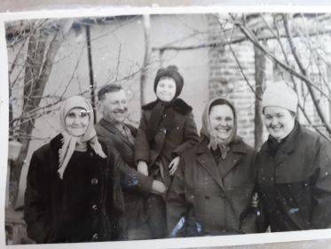 Семейное фото. С младшей дочерью, женой, тещей и кумой. Много после войны.