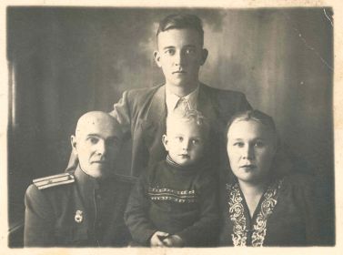 На обороте: Братику Вови от Братика Лени. г. Краснодар. 26 октября 1948 года. Семья Пеуновых