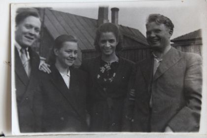 С друзьями и мужем г. Рига 1947 г.