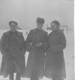 Хамлатов Николай Иванович (средний) с боевыми друзьями