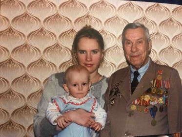 С внучкой и правнуком, тоже Дмитрием, 1995 г.