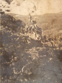 Фото во время освобождения Чехословакии. Дед на фото нижний справа, держит левую руку в кармане.