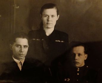 Мой дед Виктор Николаевич (слева) с моей бабушкой Ниной Андреевной и племянником Владимиром.