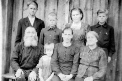 На этом фото бабушка Личутина Елена Александровна, третья слева в нижнем ряду, и ее родители, а в верхнем ряду дети Виктора Ивановича и Елены Александровны Личу...